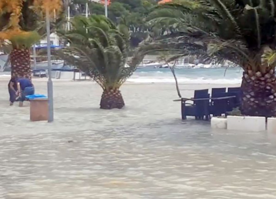 JAKO NEVRIJEME HARA HRVATSKOM Poplavljena obala Jadrana, prekinute brodske linije