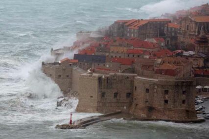 DALMACIJA POD VODOM U Dubrovniku zabilježen rekordan TALAS OD 11 METARA (FOTO)