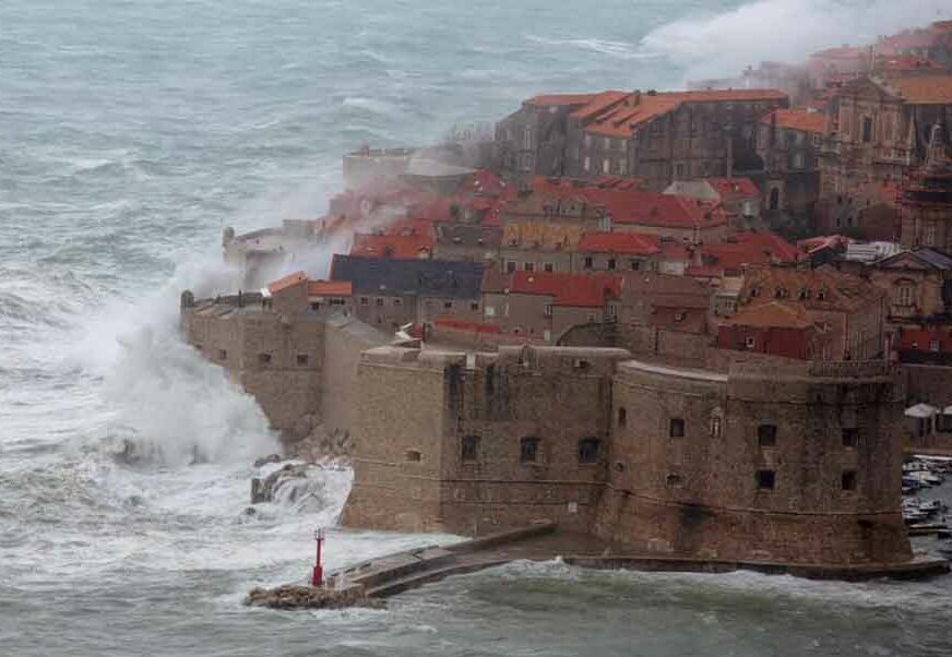 DALMACIJA POD VODOM U Dubrovniku zabilježen rekordan TALAS OD 11 METARA (FOTO)
