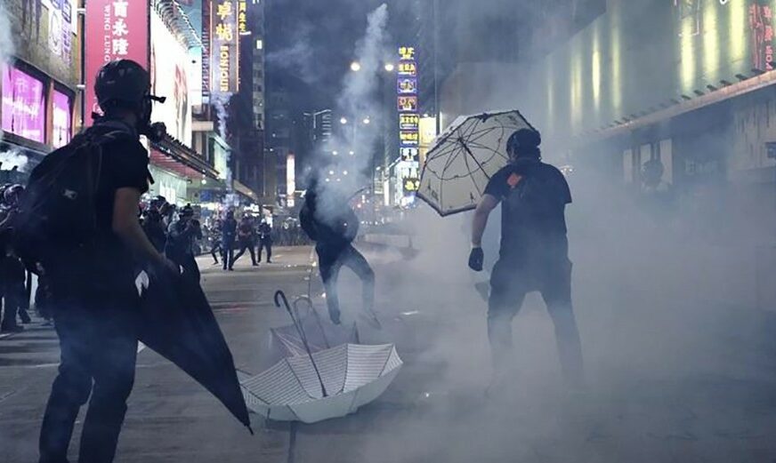 DRAMA U HONGKONGU Demonstranti demolirali zgradu novinske agencije Sinhua (VIDEO)
