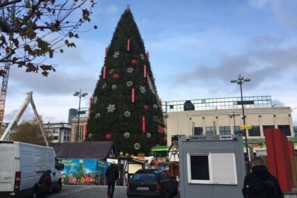 POSTAVLJENA NAJVEĆA JELKA NA SVIJETU Sve je spremno za božićni vašar u gradu poznatom po fudbalerima (FOTO)