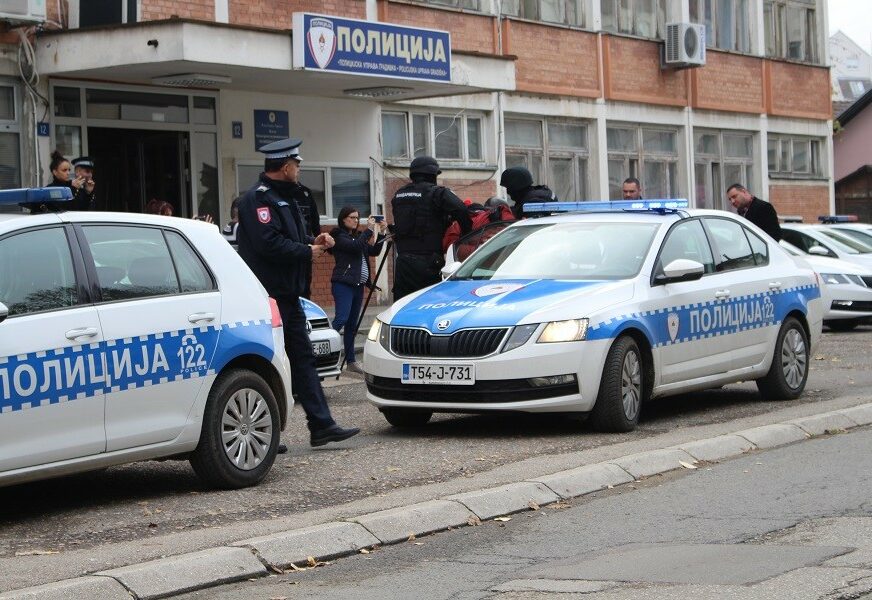 RAZBIJANJE NARKO GRUPE Uhapšeni u akciji "Merlin 2" privedeni u PU Gradiška (FOTO)
