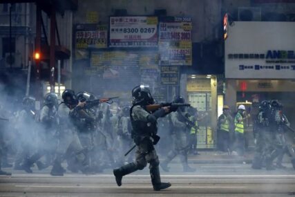 NOVI NEREDI U HONG KONGU Nastavljeni sukobi demonstranata i policije u tržnom centru (VIDEO)