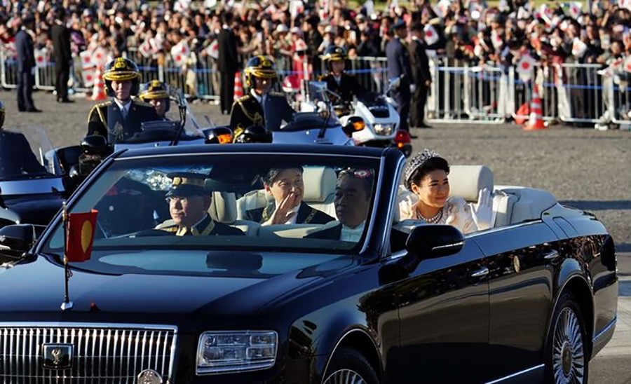 SJEDA NA TRON Hiljade Japanaca na ulicama Tokija pozdravilo cara