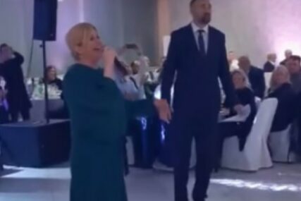 KAD SE DOHVATI MIKROFONA Evo kako Kolinda pjeva rođendansku pjesmu Milanu Bandiću (VIDEO)