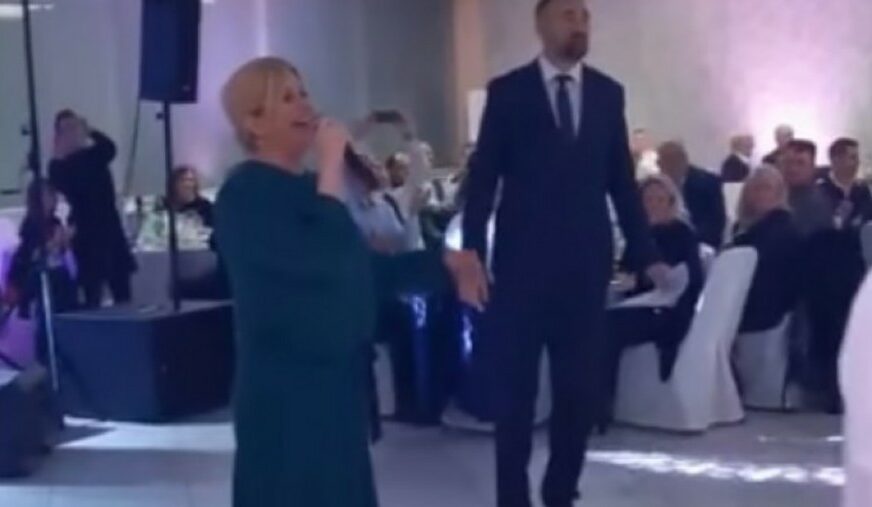 KAD SE DOHVATI MIKROFONA Evo kako Kolinda pjeva rođendansku pjesmu Milanu Bandiću (VIDEO)