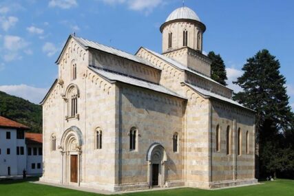 "VRATI OTETO" EU pozvala Kurtija da vrati imovinu manastiru Visoki Dečani