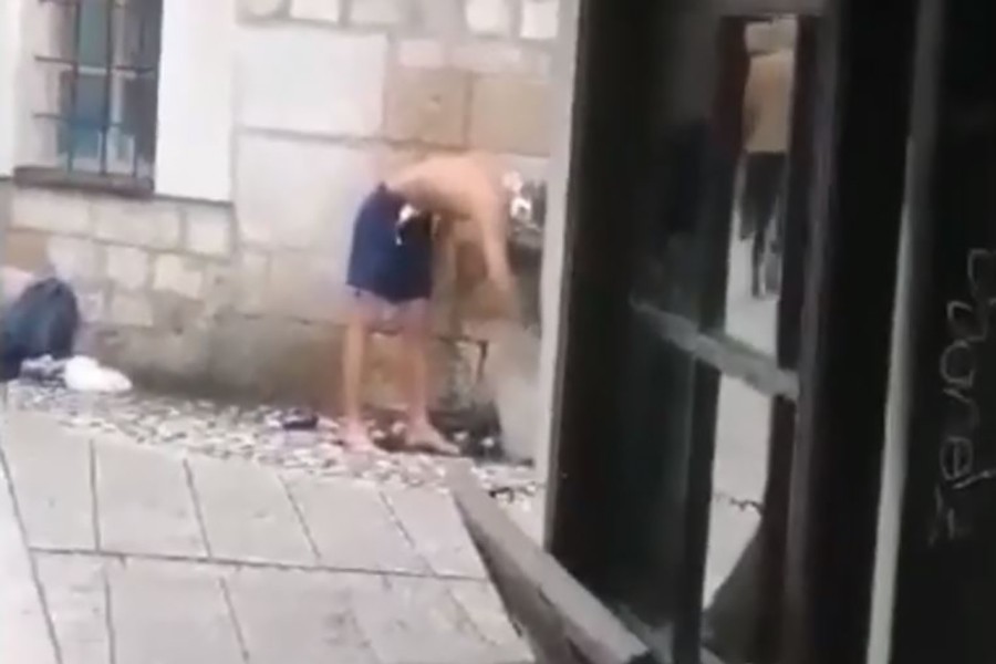 NESVAKIDAŠNJA SCENA U SARAJEVU Kupao se na ulici dok je napolju bilo deset stepeni (VIDEO)