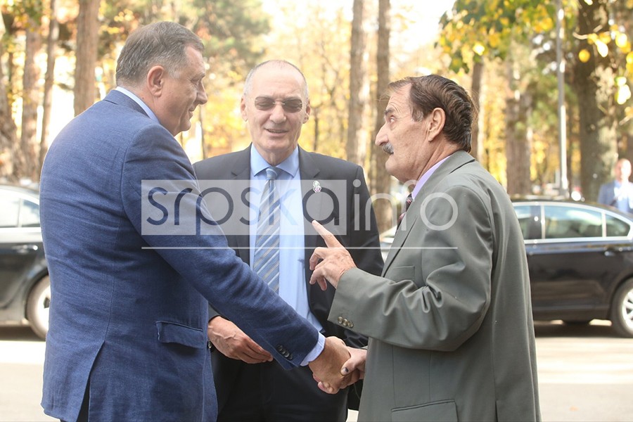 INCIDENT U BANJALUCI Profesor GALAMIO I PSOVAO dok je Dodik govorio, pa IZBAČEN (FOTO)
