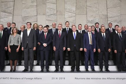 PARIZ POSTAVLJA TABU PITANJA Francuska i Njemačka u borbi za liderstvo u NATO