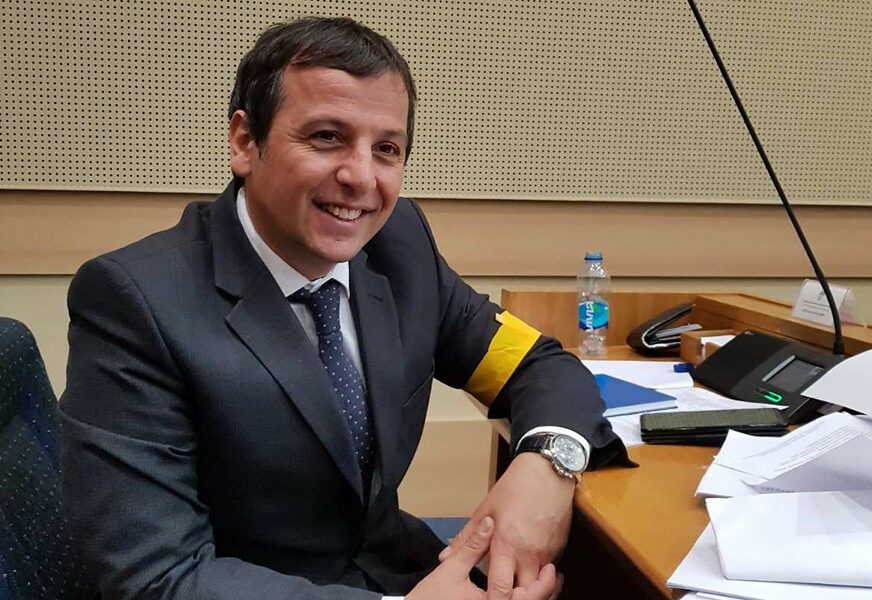 PROTEST NARODNOG POSLANIKA Vukanović je na rukav stavio ŽUTU TRAKU, a OVO je razlog