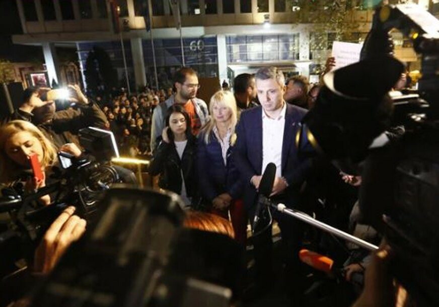 KORDON POLICIJE ISPRED JAVNOG SERVISA Vučić stigao u RTS, pristalice opozicije i SNS u Takovskoj