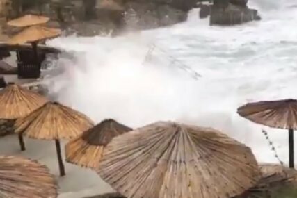 MORE PRIJETI DA POPLAVI KUĆE NA JAZU Tokom olujnog nevremena voda ušla u Stari grad u Budvi