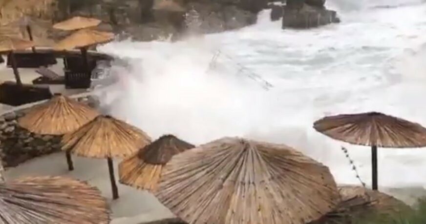 MORE PRIJETI DA POPLAVI KUĆE NA JAZU Tokom olujnog nevremena voda ušla u Stari grad u Budvi