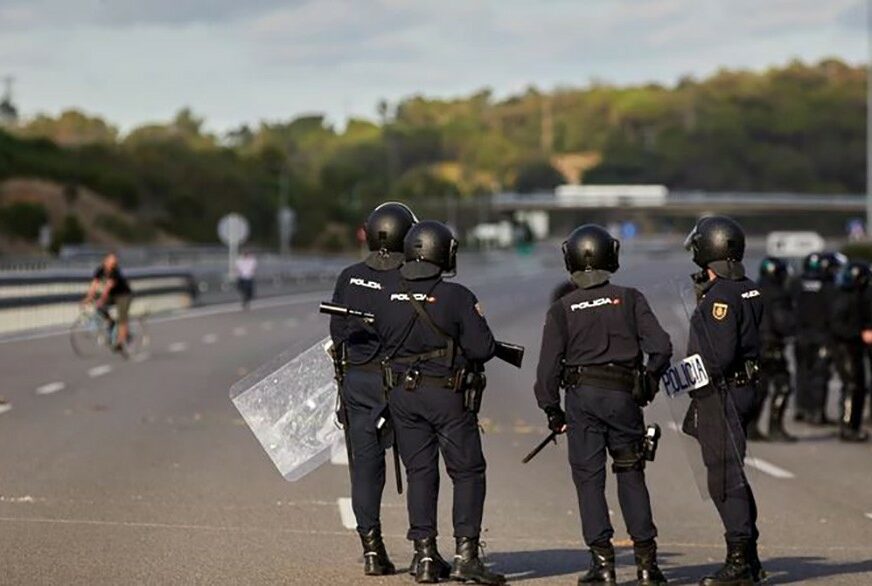 ŽELE DA SPRIJEČE NEREDE NA ULICAMA Madrid šalje hiljade policajaca u Kataloniju uoči izbora
