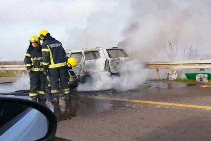 VATRENA STIHIJA NA PUTU Automobil potpuno izgorio, putnici se spasli u POSLJEDNJI ČAS (VIDEO)