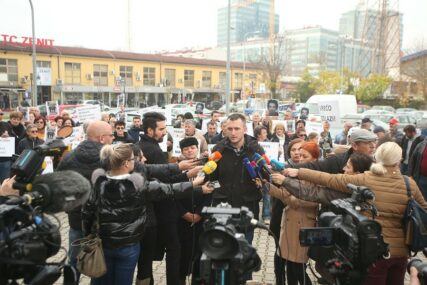 MORAĆE DA PLATE PO 500 KM Kazna za građane koji su ispred suda u Banjaluci nosili sliku Davida Dragičevića
