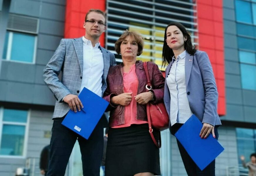 RAZGOVARALI SA SESTROM POKOJNOG VUKELIĆA Trivićeva i Stanivuković ponovo čitali vijesti ispred RTRS