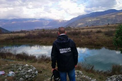 UZIMAJU SE UZORCI Inspektori izašli na teren nakon pomora ribe u Neretvi kod Mostara