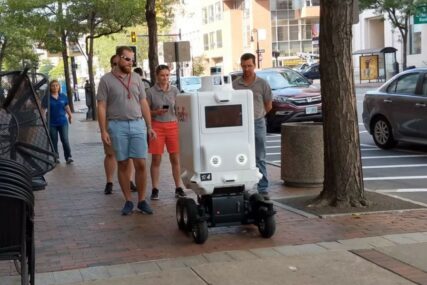 GRAĐANI PROTIV MAŠINA Bijesni zbog robota kojeg "Fedeks" koristi za dostavu (VIDEO)