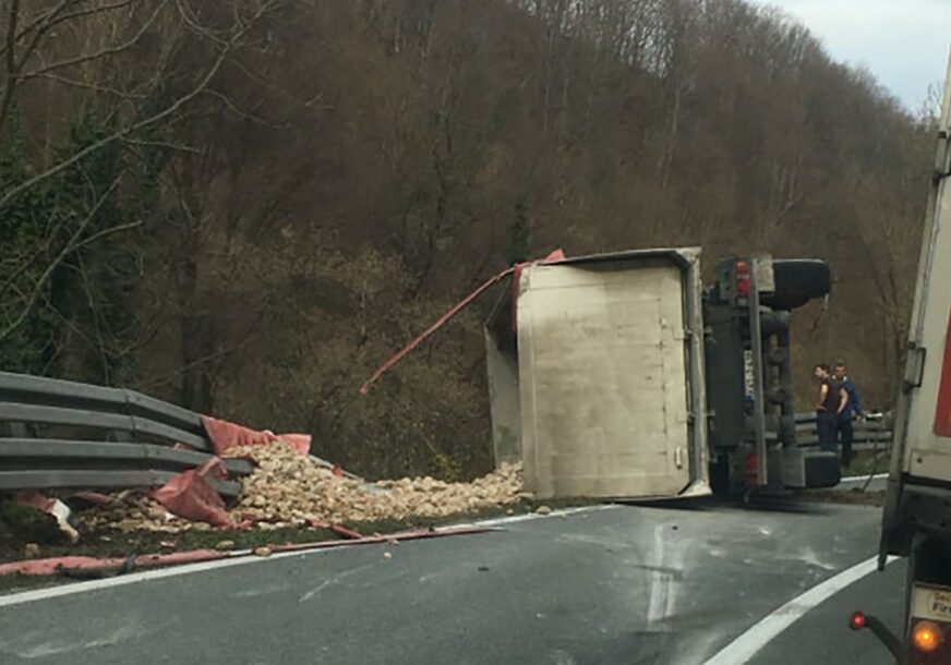 KOBNA KRIVINA DOBRO POZNATA VOZAČIMA Prevrnuo se kamion na putu Donji Vakuf – Jajce