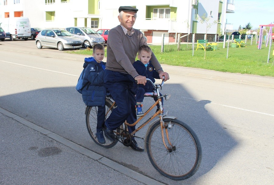 SUPERDJED IZ GRADIŠKE Sa dvojicom unuka na biciklu do škole i natrag