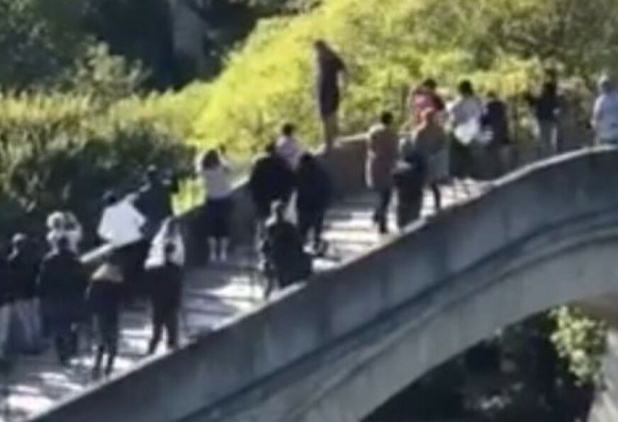HRABRE MOSTARSKE LASTE Skokovi sa Starog mosta popularni i u novembru (VIDEO)