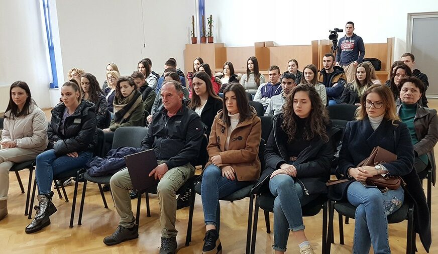 STIPENDIRAJU MLADE Ugovori sa 50 studenata potpisani u Stanarima