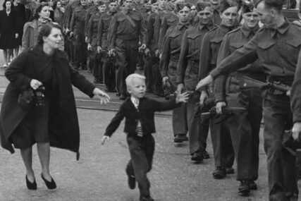 "TATA, ČEKAJ ME" Šta se krije iza legendarne fotografije gdje je dječak otrčao je za ocem koji je krenuo u rat