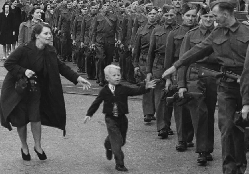 "TATA, ČEKAJ ME" Šta se krije iza legendarne fotografije gdje je dječak otrčao je za ocem koji je krenuo u rat
