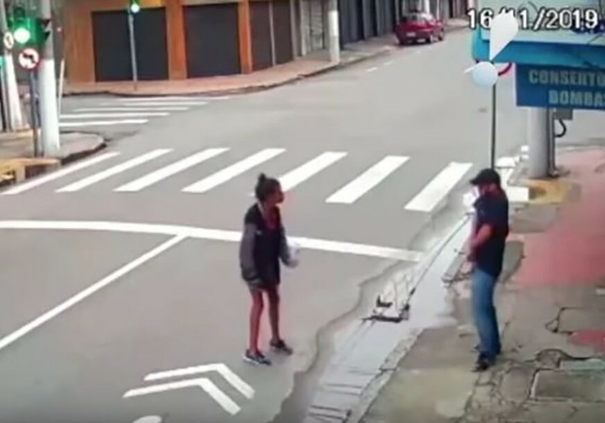 HLADNOKRVNO JE UPUCAO U GLAVU Beskućnica prišla da mu traži novac, on izvadio pištolj (VIDEO)