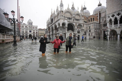 SITUACIJA SE NE SMIRUJE Venecija ponovo POD VODOM, plimni talas visok 144 centimetra