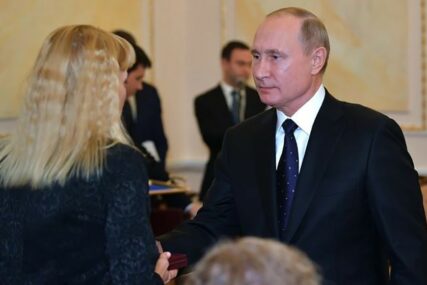 “IZABRALI SU POSEBNU MISIJU” Putin uručio nagrade udovicama petorice naučnika