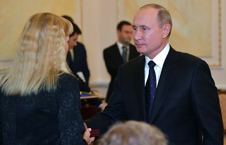 “IZABRALI SU POSEBNU MISIJU” Putin uručio nagrade udovicama petorice naučnika