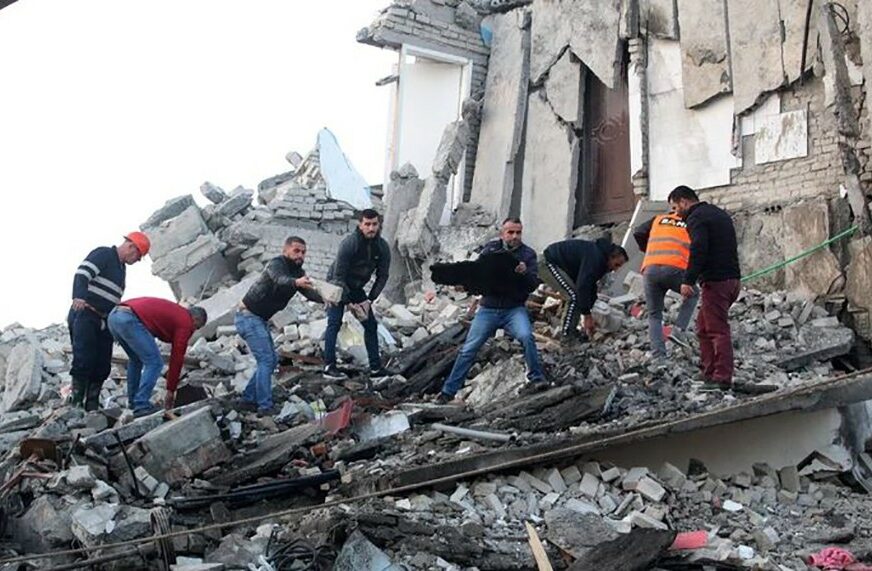 ZEMLJOTRES ODNIO 27 ŽIVOTA, IZA SEBE OSTAVIO PUSTOŠ Albaniju od juče pogodila 524 potresa (VIDEO)