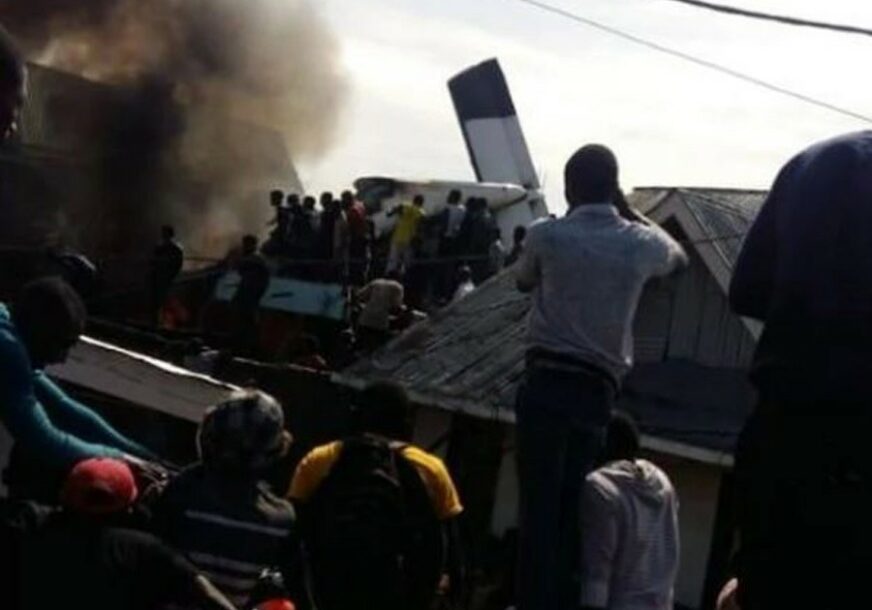 TRAGEDIJA U KONGU Srušio se avion tokom uzletanja (VIDEO)