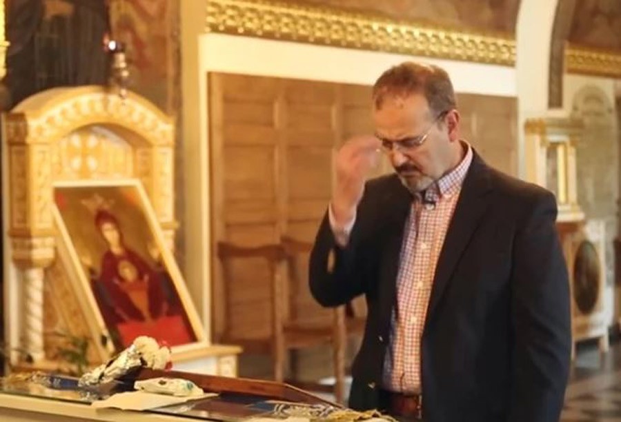 IZAZVAO BURU Novi američki ambasador u Srbiji se krsti SA TRI PRSTA u crkvi Ružica (VIDEO)