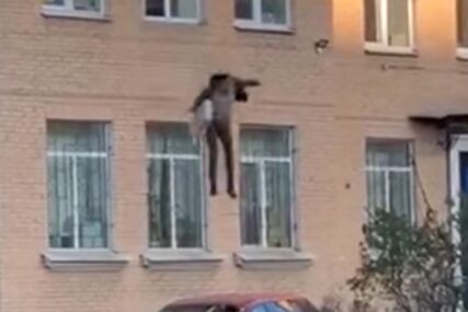NEVJEROVATAN VIDEO KRUŽI INTERNETOM Sa prozora policijske stanice skočio s RADIJATOROM OKO RUKE