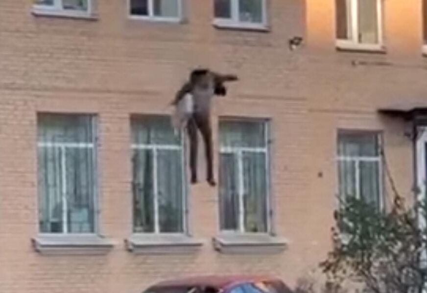 NEVJEROVATAN VIDEO KRUŽI INTERNETOM Sa prozora policijske stanice skočio s RADIJATOROM OKO RUKE