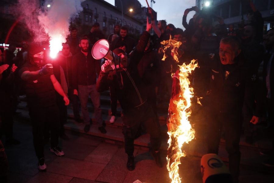 PROTEST ZBOG GEJ FILMA Desničari zapalili zastavu LGBT, uhapšeno 25 ljudi (VIDEO)