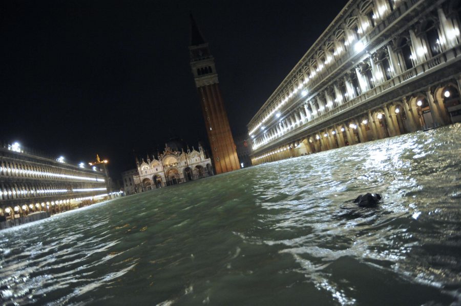 "VENECIJA NA KOLJENIMA" Grad poplavljen, turisti nose kofere na leđima (FOTO)