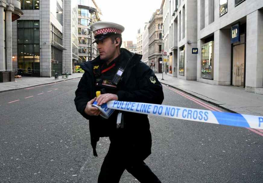 DRAMA U LONDONU Ubadao ljude nožem, dvije osobe ubijene, policija likvidirala napadača (VIDEO)