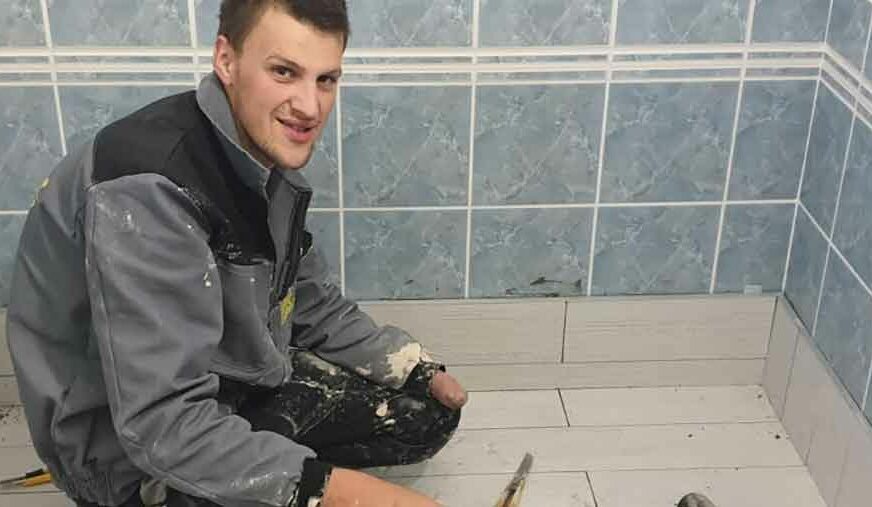 Mušterije sumnjičave, DOK NE POČNE RADITI: I bez jedne šake Hasan je ODLIČAN KERAMIČAR (FOTO)