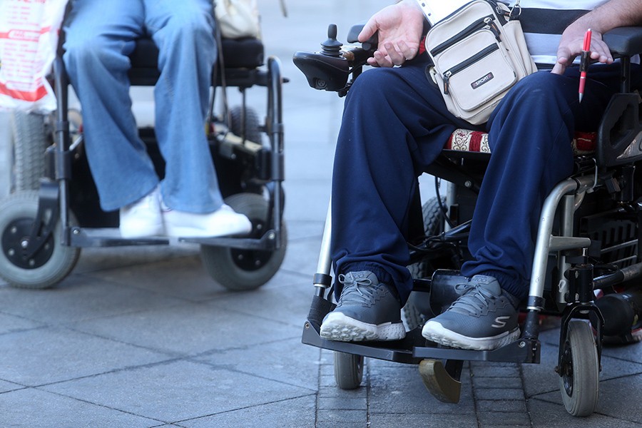 RAVNOPRAVNOST SAMO NA PAPIRU U invalidskim kolicima teško i do BIRAČKOG MJESTA