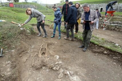 ARHEOLOŠKA ISKOPAVANJA Na Kastelu pronađena čak tri skeleta iz srednjeg vijeka (FOTO)