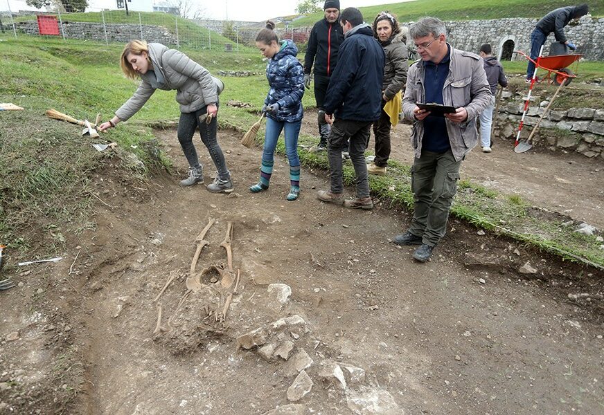 ARHEOLOŠKA ISKOPAVANJA Na Kastelu pronađena čak tri skeleta iz srednjeg vijeka (FOTO)