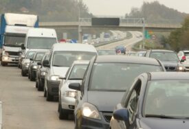 POTPUNI KOLAPS NA AUTO-PUTU U HRVATSKOJ Kolona prema Zagrebu duga 33 kilometra, prema Dubrovniku 16