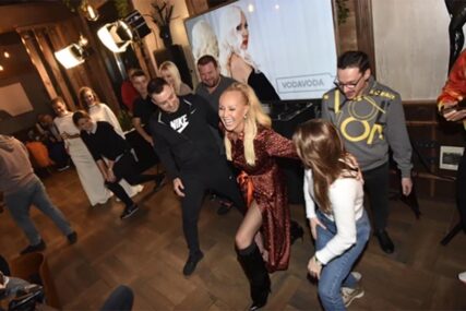 IZGLEDA TOP Lepa Brena miješala kukovima usred restorana, podigla haljinu i POKAZALA BUTINE (VIDEO)