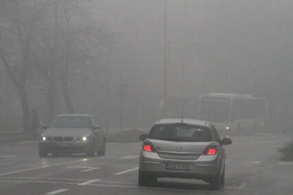 VOZAČI, OPREZ Saobraćaj se odvija po klizavim kolovozima, vidljivost smanjena zbog magle
