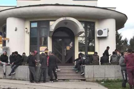 BiH JE DOBRA, ALI ŽELE DA IDU DALJE Migranti pred poštom u Bihaću čekaju novac (VIDEO)